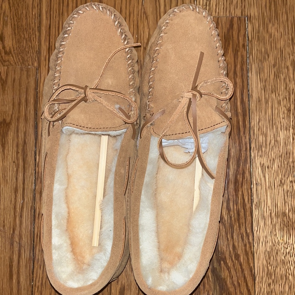 Minnetonka Women’s sheepskin slippers golden tan size 10